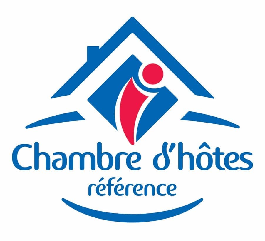 Logo Chambre d'hôtes Référence : Hébergement et Qualité Logo Chambre d'hôtes référence : maison bleue stylisée avec une silhouette rouge et blanche au centre. Texte : Chambre d'hôtes référence.
