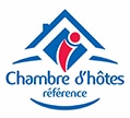 Logo Chambre d'hôtes référence : maison stylisée bleue avec silhouette humaine rouge et blanche au centre, signifiant l'accueil et la qualité.
